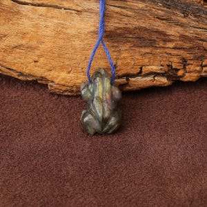 Ciondolo a forma di rana in labradorite, perlina a forma di rana in cristallo intagliata a mano, ciondolo a forma di rospo in pietra preziosa scintillante, creazione di gioielli con totem animale, regalo a forma di rana in miniatura