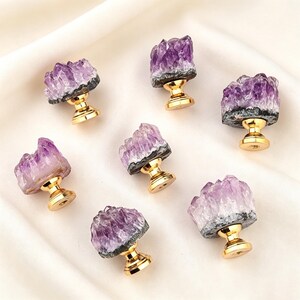 Natürliche Amethyst-Rohkristall-Schrankknöpfe mit Messingfuß, Schubladengriffe aus heilendem violettem Stein, Boho-Möbelbeschläge, 1er-Set