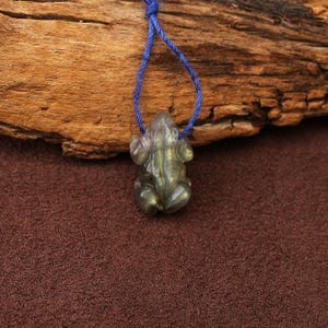 Ciondolo a forma di rana in labradorite, perlina a forma di rana in cristallo intagliata a mano, ciondolo a forma di rospo in pietra preziosa scintillante, creazione di gioielli con totem animale, regalo a forma di rana in miniatura