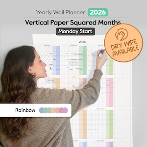 Peut inclure: Un planificateur mural vertical pour 2026 avec des mois carrés, présentant un thème arc-en-ciel. Le planificateur comprend le texte "Yearly Wall Planner 2026", "Vertical Paper Squared Months" et "Monday Start". Il est effaçable à sec.