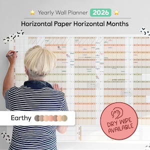 Peut inclure: Un grand planificateur mural horizontal pour 2026 avec une grille, présentant des calendriers mensuels. Le planificateur est intitulé "Yearly Wall Planner 2026" et "Horizontal Paper Horizontal Months". La palette de couleurs est "Earthy" avec une surface effaçable à sec.