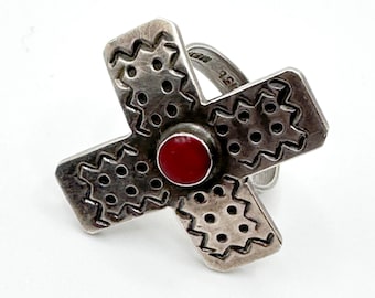 Vintage Ring made of Mexican Sterling Silver in the Shape of a Cross with Carnelian.