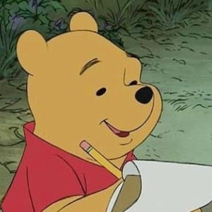 Puede incluir: Ilustración de Winnie the Pooh, un oso amarillo, sonriendo y escribiendo en un bloc de notas con un lápiz. Lleva una camisa roja y tiene una nariz y ojos negros. El fondo muestra follaje verde.