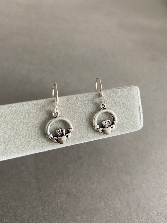 URONE Orecchini Claddagh In Argento Sterling 925 Con Nodo Celtico – Gioiello Irlandese Per Donna – Regalo In Scatola