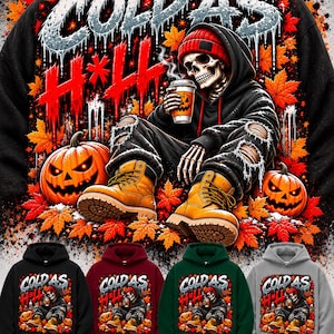 Könnte beinhalten: Ein schwarzer Kapuzenpullover mit einer Grafik eines Skeletts in roter Mütze und schwarzem Hoodie, das einen Becher mit Kürbisgesicht hält. Der Text COLD AS H*LL steht darüber, umgeben von orangefarbenen Ahornblättern und zwei Kürbissen.