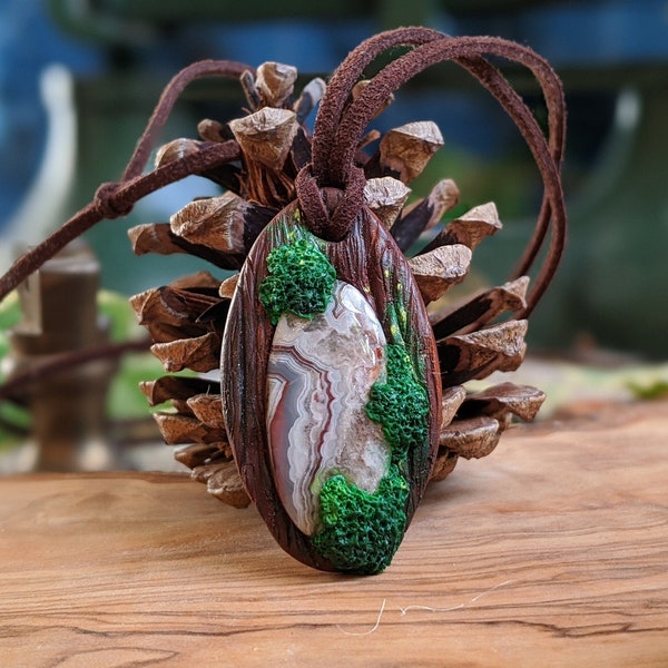 Pendentif Mossy-Woody sur le modèle de la forêt avec agate en dentelle folle, charme de collier avec pierre précieuse beige, cadeau unisexe avec vegan ou corde en cuir