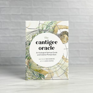 The Cantigee Oracle Deck / Este mazo de cartas de oráculo tiene 52 cartas de oráculo y una guía
