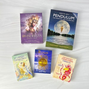 Oracle-deck met korting, stapel tarotkaarten, slinger | Deze instrumenten voor waarzeggerij zijn geopend, maar niet gebruikt | Verschillende decks beschikbaar