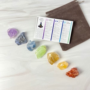 Conjunto de cristales de chakras en bruto: piedras curativas con guía de referencia
