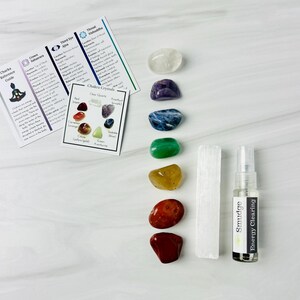 Pu&ograve; includere: Un set di sette cristalli di chakra, un bastone di selenite e una bottiglia di spray per la purificazione con la salvia. I cristalli sono disposti in ordine di arcobaleno, dal rosso al viola. I cristalli sono etichettati con i loro nomi e colori di chakra corrispondenti. Il bastone di selenite &egrave; bianco e la bottiglia di spray per la purificazione con la salvia &egrave; trasparente con un'etichetta bianca che dice "Smudge Energy Clearing".