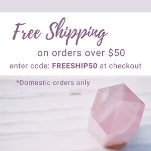 Pu&ograve; includere: Spedizione gratuita per ordini superiori a $ 50. Inserisci il codice FREESHIP50 al checkout. *Solo ordini nazionali. Un cristallo rosa a forma di esagono si trova su una superficie di legno bianco.