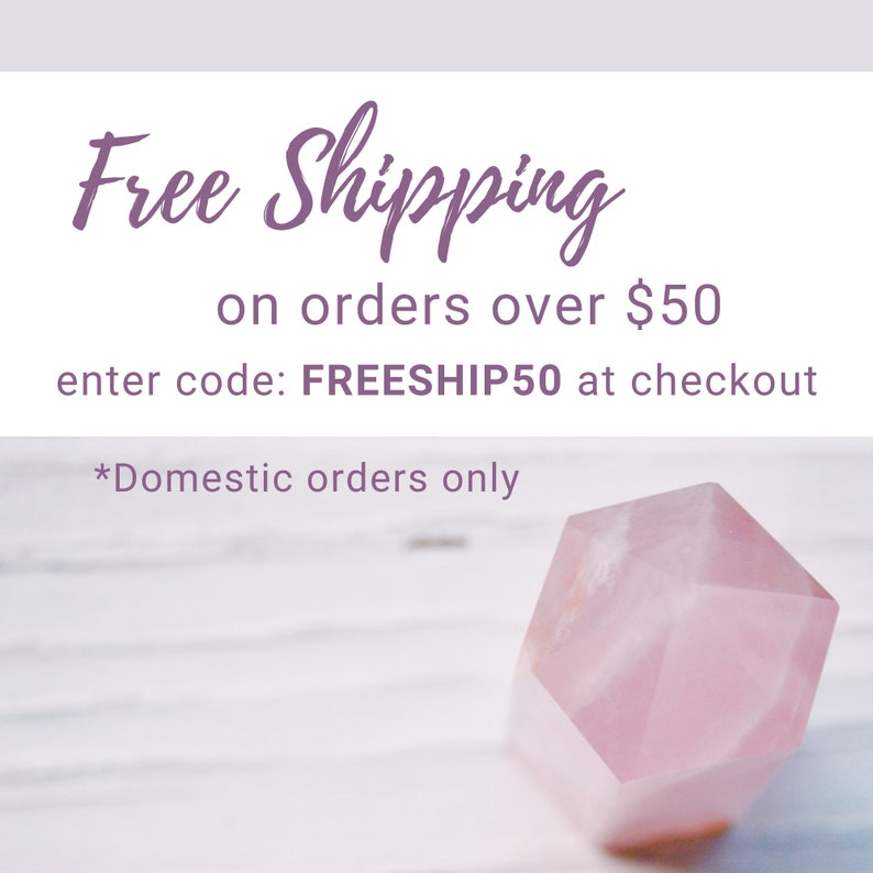 Pu&ograve; includere: Spedizione gratuita per ordini superiori a $ 50. Inserisci il codice FREESHIP50 al checkout. *Solo ordini nazionali. Un cristallo rosa a forma di esagono si trova su una superficie di legno bianco.