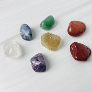 Pu&ograve; includere: Sette pietre rotonde in vari colori, tra cui trasparente, bianco, azzurro, verde, giallo, viola e rosso. Queste pietre sono utilizzate nella guarigione con i cristalli e nel bilanciamento dei chakra.