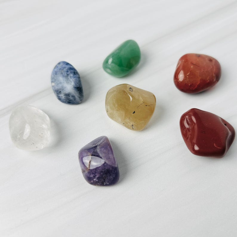 Pu&ograve; includere: Sette pietre rotonde in vari colori, tra cui trasparente, bianco, azzurro, verde, giallo, viola e rosso. Queste pietre sono utilizzate nella guarigione con i cristalli e nel bilanciamento dei chakra.