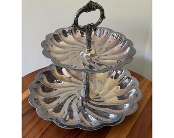 Bandeja para aperitivos de 2 niveles F.B. Rogers Silver Co., chapada en plata con forma de concha festoneada 648