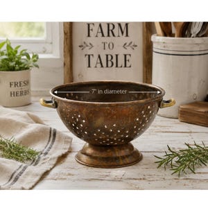 Colador de cobre vintage con asas de latón, con patas, estilo rústico francés, ideal para la decoración de casas de campo.