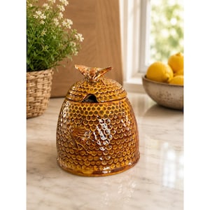 Tarro de miel Cherokee Pottery con forma de colmena y remate de abeja, esmaltado en marrón y firmado.