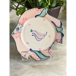 Piatto in ceramica a forma di pesce firmato, rosa, verde acqua e blu, 21,5 cm, Coastal Studio Pottery.