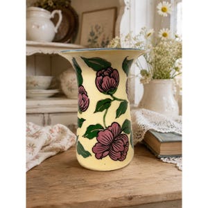 Jarrón floral vintage pintado a mano, color crema, rosa y morado, 19 cm (7,5 pulgadas), con craquelado desgastado.