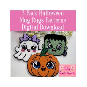 Pode incluir: Imagem de download digital com três padrões de tapetes de caneca com tema de Halloween. Os designs incluem um fantasma branco com um laço roxo, uma abóbora laranja e um monstro de Frankenstein verde. O texto diz "3 Pack Halloween Mug Rugs Patterns Digital Download."