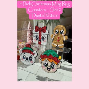Puede incluir: Juego de cuatro posavasos navideños. Incluye diseños de caja de regalo, hombre de jengibre, oso polar y cara de elfo. El texto de la imagen dice "4 Pack Christmas Mug Rug Coasters - Set 2 Digital Pattern". Cada alfombra presenta costuras detalladas y colores vibrantes.