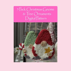 Op de afbeelding: Close-up van kerstkabouterornamenten met rode, groene en witte textuurstof. Elke kabouter heeft een witte baard en een ster- of zuurstokdetail. De tekst op de roze achtergrond luidt: "5 Pack Christmas Gnome & Tree Ornaments Digital Pattern."