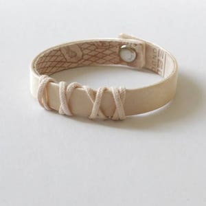 Bracelet En Pointe (réversible, recyclé, cuir, satin, bracelet issu de pointes usagées ; fabriqué à New York)