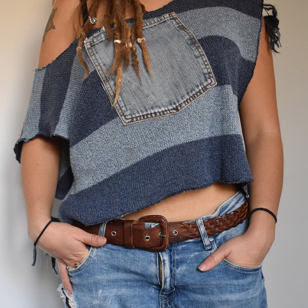 Débardeur original issu d'un pull upcycled sans manches mais avec une poche jean récupéré