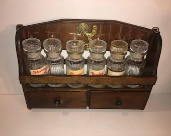 Estante para especias de madera vintage con forma de gallo y tarros.