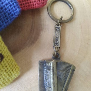 Vallenato, colombian souvenirs, arte colombiano, folkloric beans, valledupar, festival vallenato, hora loca,accordion, bronze Keychain, juni
