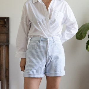 waist 29.530 / 90s GUESS blue white pin striped high waisted bermuda shorts / made in USA / fits like 8 or M 画像 2