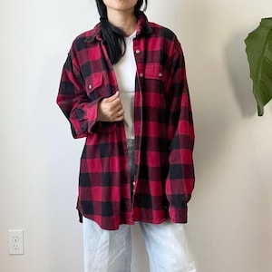 vintage oversized black red plaid button down flannel shirt / size XL