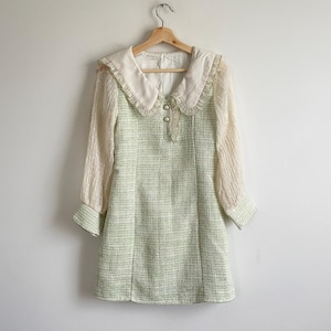 Vestido vintage de los años 60 en tono verde crema, cuello ancho y mangas transparentes. Talla XS.