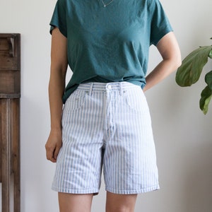 waist 29.530 / 90s GUESS blue white pin striped high waisted bermuda shorts / made in USA / fits like 8 or M 画像 1