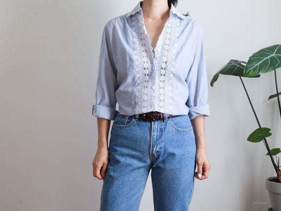 blue white eyelet lace blouse / vintage peasant co