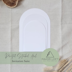 Peut inclure: Suite d'invitation en forme d'arche empilée blanche avec le texte "Printed Stacked Arch Invitation Suite" et un logo qui dit "Favor Loft Small Things | Great Love".
