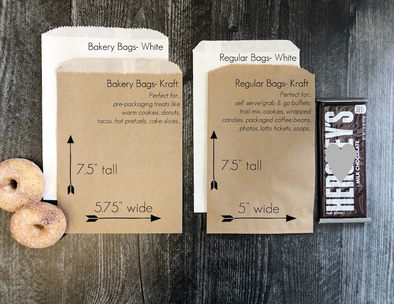 以下が含まれることがあります： 白い文字で「Bakery Bags- Kraft」と「Regular Bags- Kraft」と書かれた茶色の紙袋が2つ。どちらも高さ7.5インチ。ベーカリーバッグは幅5.75インチ、レギュラーバッグは幅5インチ。袋は木製の表面に置かれ、ドーナツ2つとチョコレートバーが置かれている。