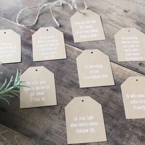 Pu&ograve; includere: Dieci etichette di carta marrone con testo bianco. Ogni etichetta ha un versetto biblico diverso stampato su di essa. Le etichette sono legate insieme con uno spago.