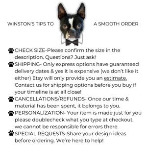 以下が含まれることがあります： 黒い蝶ネクタイをした白黒のボストン・テリア。犬の上に「Winston's Tips to A Smooth Order」というテキストがあり、犬の下には注文に関するヒントのリストがあります。ヒントには、サイズ確認、配送、キャンセル/返金、パーソナライズ、特別リクエストが含まれています。