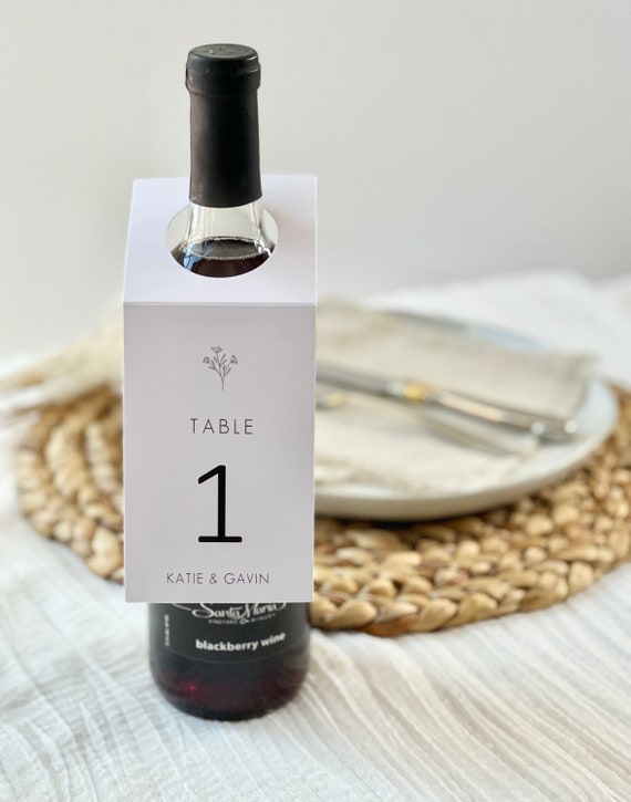 Tag bottiglia di vino di nozze, carte numero tavolo vino, numeri di tavolo  stampati, carte da tavolo minime, etichetta bottiglia di vino personalizzata,  personalizzato, set di 12 -  Italia