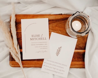 Könnte beinhalten: Hochzeitseinladungssuite mit minimalistischem Design. Die Einladungskarte zeigt die Namen "Elise & Mitchell" in burgunderfarbener Schrift mit einem einfachen Linien-Design. Die RSVP-Karte zeigt eine kleine Illustration eines Zweigs mit Blättern in burgunderfarbener Farbe.