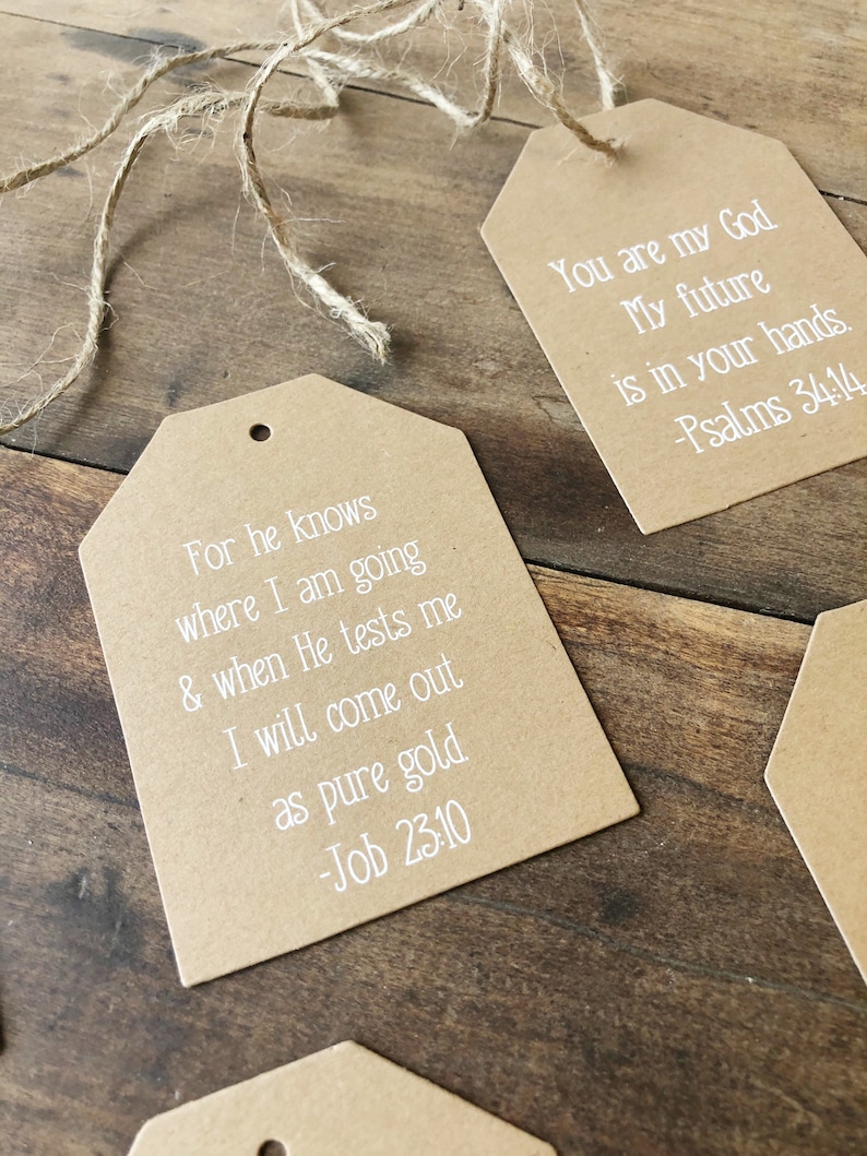 Pu&ograve; includere: Due etichette regalo di carta marrone con testo bianco. La prima etichetta dice "Perch&eacute; egli sa dove io vado, e quando mi metter&agrave; alla prova, ne uscir&ograve; come oro puro. -Giobbe 23:10". La seconda etichetta dice "Tu sei il mio Dio Il mio futuro &egrave; nelle tue mani. -Salmi 34:14".