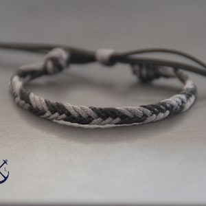 Schwarzes und graues Fischschwanz-Fußkettchen / Armband Makramee-geknotetes Armband - Gewachstes Baumwoll-Fußkettchen - Herren Damen Geschenk