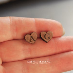 Pendientes de madera con forma de corazón con inicial personalizada, pendientes de amor, pendientes de corazón con letra personalizada, regalo de San Valentín, regalo de aniversario, madera auténtica