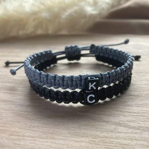 Juego de 2 pulseras con iniciales para parejas, pulsera personalizada con inicial de surfista, pulsera con letras trenzadas a juego, regalo personalizado para parejas