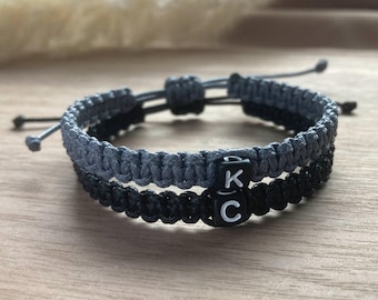 Conjunto de 2 pulseiras com iniciais de casal, pulseira personalizada com iniciais de surfista, pulseira trançada combinando com letras, presente personalizado para parceiros.