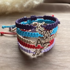 Pulsera personalizada con inicial grabada, pulseras de pareja, pulsera familiar de madera con inicial grabada, joyería de la amistad