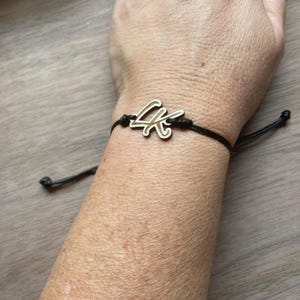 Pulsera con dos iniciales grabadas personalizadas, pulsera minimalista de madera con dijes de la amistad, regalo para novio, aniversario, mejor amigo
