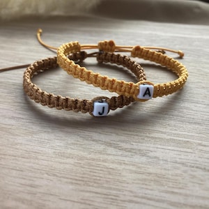 Juego de 2 pulseras con iniciales para parejas, pulsera personalizada con inicial blanca de surfista, pulsera con letras trenzadas a juego, regalo personalizado para parejas