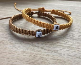Conjunto de pulseiras trançadas com iniciais personalizadas: presente para casal em macramê